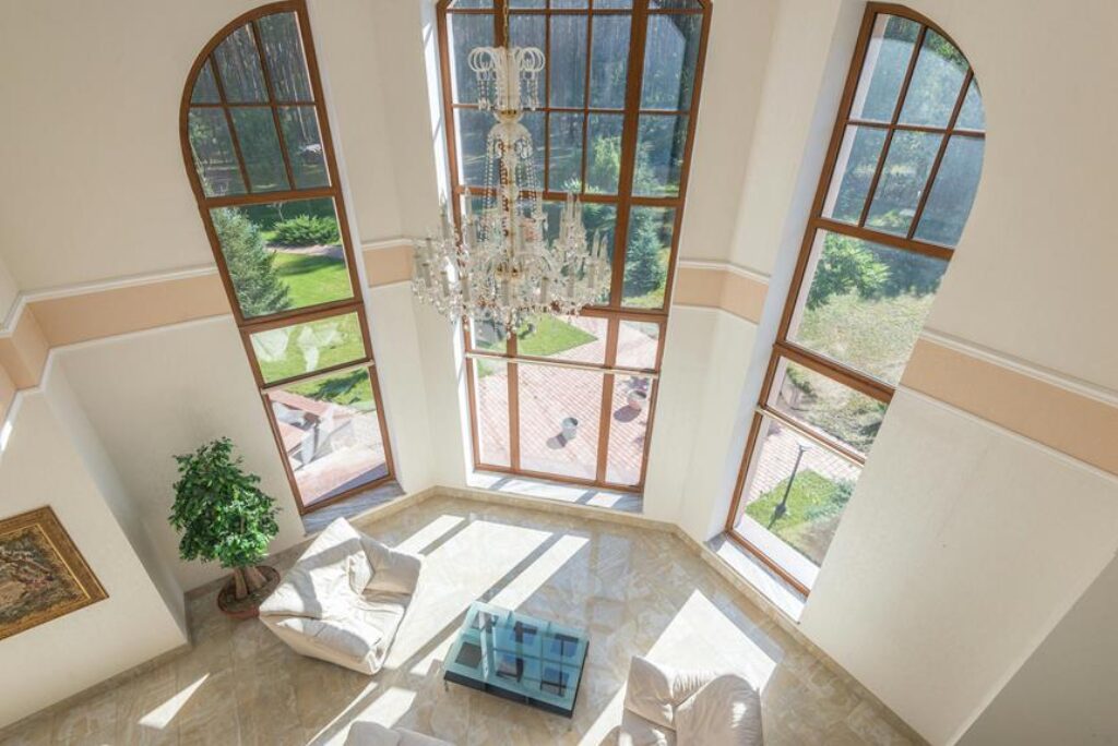 What Are the Best Chandelier Designs for Modern Homes?